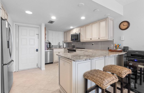 Vanderbilt Beach Condominio | 🏖️Updated 2BR Barefoot Pelican – Bay Views & Pool
