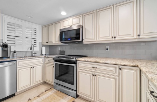 Vanderbilt Beach Condominio | 🏖️Updated 2BR Barefoot Pelican – Bay Views & Pool