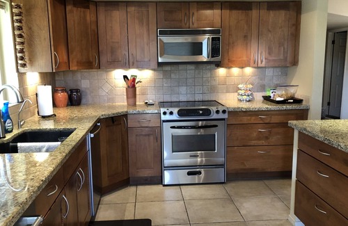 Cottonwood Casa | Updated 2BR end unit townhome, 10th tee box with water view and wrap around deck