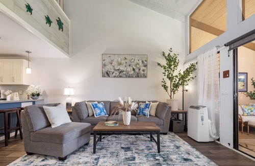 Waikoloa Condominio | Updated 2BR w/ King Bed, AC, Lanai, Pool, Hot Tub, Golf Course.