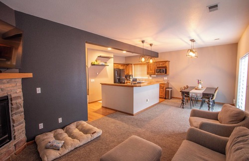 Evansville Casa | Updated 3-bedroom 2.5-Bathroom townhome with AC and WiFi in Evansville