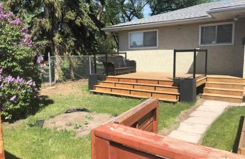 Forest Lawn Apartamento | Updated 3 Bedroom Bungalow w Patio