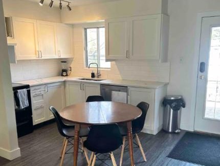 Forest Lawn Apartamento | Updated 3 Bedroom Bungalow w Patio