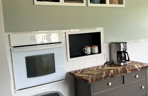 Westerly Cabaña | Updated '50's Cottage 5 mins to the beach with indoor and outdoor entertainment!