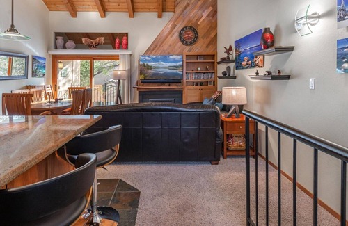 Carnelian Woods Condominio | Updated and Lovingly Appointed Lofted Townhome