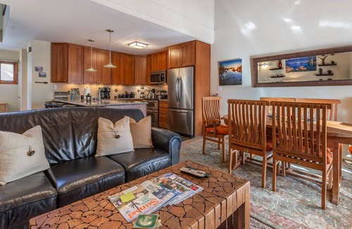 Carnelian Woods Condominio | Updated and Lovingly Appointed Lofted Townhome