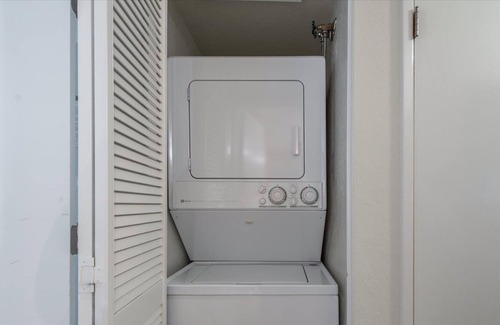 Carnelian Woods Condominio | Updated and Lovingly Appointed Lofted Townhome