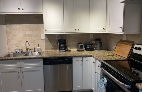 Historic Uptown Apartamento | Updated apartment with yard close to waterfront