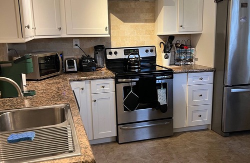 Historic Uptown Apartamento | Updated apartment with yard close to waterfront