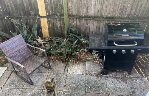 Historic Uptown Apartamento | Updated apartment with yard close to waterfront