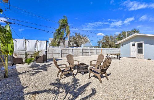 South Bradenton Casa | Updated Bradenton Home Fire Pit, Fenced Yard