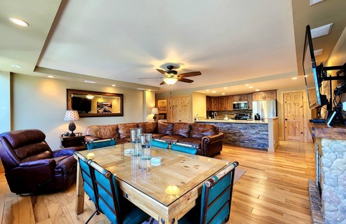 Brockway Condominio | BROCKWAY SPRINGS ACTUALIZADO 3 DORMITORIOS, 2 CONDOMINIOS DE BAÑO EN EL LAGO CON VISTAS