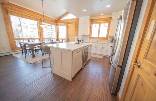 Keystone Casa | ¡A las familias les encanta Settlers Creek! Garaje privado, W / D, piscina climatizada y jacuzzis