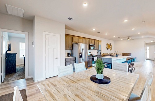 Wellborn Casa | Updated centrally located home: Explore all College Station has to offer