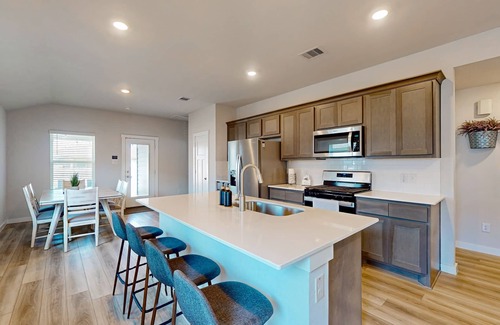 Wellborn Casa | Updated centrally located home: Explore all College Station has to offer
