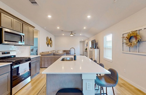 Wellborn Casa | Updated centrally located home: Explore all College Station has to offer
