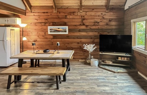 Berkeley Springs Cabina | Updated Chalet w/Hot Tub, Fire Pit, Deck, & WiFi