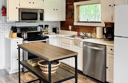 Berkeley Springs Cabina | Updated Chalet w/Hot Tub, Fire Pit, Deck, & WiFi