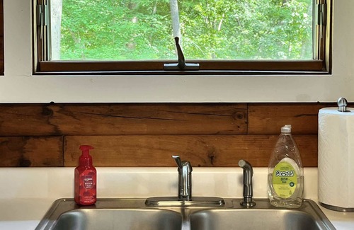 Berkeley Springs Cabina | Updated Chalet w/Hot Tub, Fire Pit, Deck, & WiFi