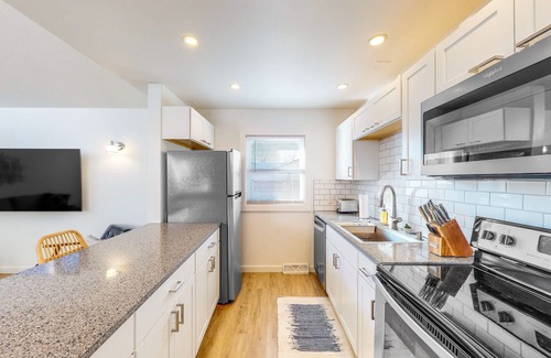 Simonton Lake Casa | Updated charmer with a well-equipped kitchen