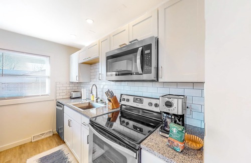 Simonton Lake Casa | Updated charmer with a well-equipped kitchen