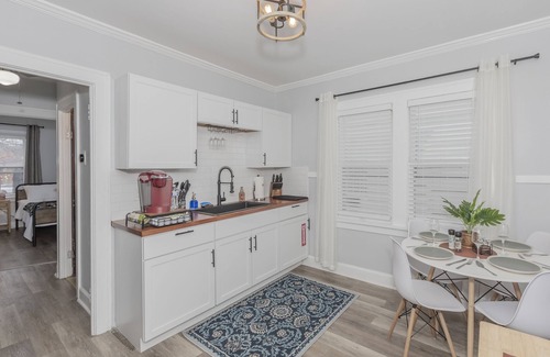 Little Italy Apartamento | Updated Cleveland Apt: Heart of Little Italy! with Massage Chair & Hot Tub!