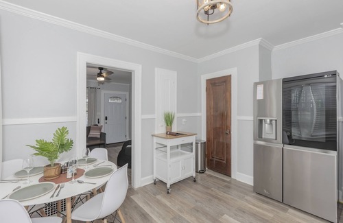 Little Italy Apartamento | Updated Cleveland Apt: Heart of Little Italy! with Massage Chair & Hot Tub!