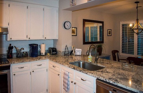 Snee Farm Condominio | Updated Condo centrally located