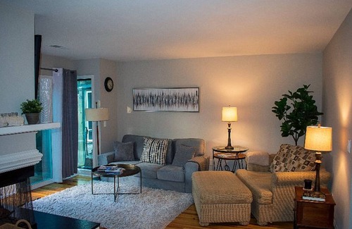Snee Farm Condominio | Updated Condo centrally located