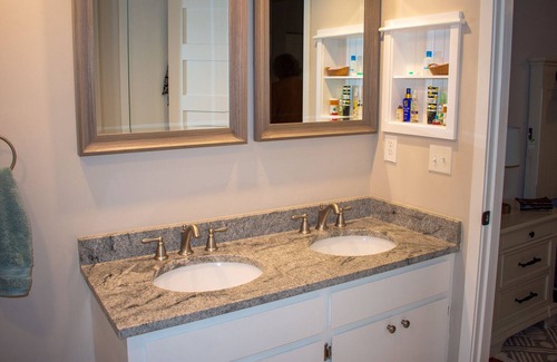 Snee Farm Condominio | Updated Condo centrally located
