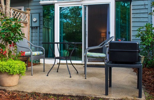 Snee Farm Condominio | Updated Condo centrally located