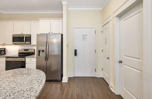 King City Condominio | Updated condo with pool & steps to village