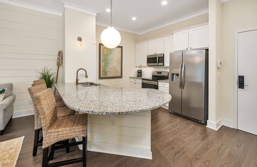 King City Condominio | Updated condo with pool & steps to village