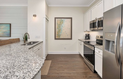 King City Condominio | Updated condo with pool & steps to village