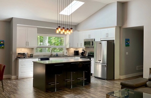 Grand Bend Cabaña | Updated Cottage in Southcott Pines, Grand Bend. Steps to Sun Beach