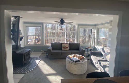 White Mills Cabaña | UPDATED Cottage Lake Wallenpaupack Poconos across from lake Pets Allowed
