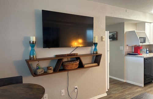 Northwest Olympia Apartamento | Updated Daylight Basement Flat - Westside/Downtown Location-No Cleaning Fee