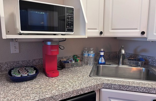 Northwest Olympia Apartamento | Updated Daylight Basement Flat - Westside/Downtown Location-No Cleaning Fee