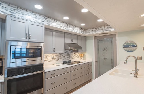 Ormond-by-the-Sea Condominio | Updated direct oceanfront corner condo with private balcony, heated pool and garage