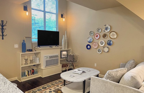 Fayetteville Condominio | Updated dog-friendly condo with open-layout and central AC - near local trails