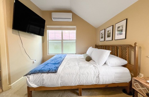 Fayetteville Condominio | Updated dog-friendly condo with open-layout and central AC - near local trails