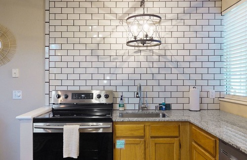 Fayetteville Condominio | Updated dog-friendly condo with open-layout and central AC - near local trails