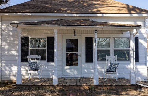 Caney Casa | Updated Downtown Bungalow