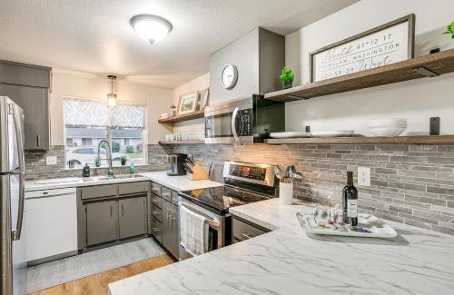 Enumclaw Casa | Updated Duplex Home Less Than 1 Mi to Downtown Enumclaw!