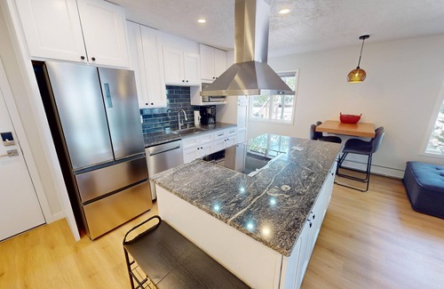 Dillon Condominio | Updated End Unit In Town! Walk to Concerts, Marina, Parks, Rec Path