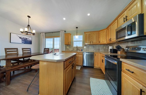 Red Lodge Casa | Updated Family Friendly Townhome w/ Hot-Tub