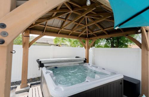 Spokane Casa | Updated Family Friendly Hillyard Gem NEW HOT TUB!