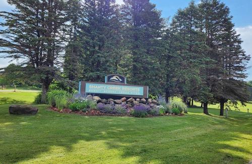Bellaire Apartamento | Updated Golf and Ski Condo Sleeps 5 by Shanty Creek