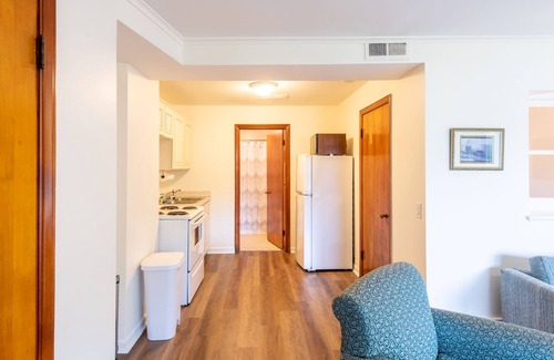 Whitehall Apartamento | Updated guest apartment with lake views and close to Lake Michigan beaches
