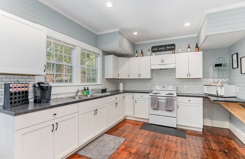 Sanford Casa | Updated historic 3b1.5b house minutes from old downtown w/ deck & work space